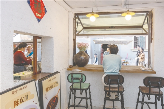 陈皮商业街集聚了300余家陈皮及相关产品店铺。