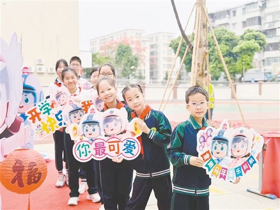 长沙街道侨园路小学学生快乐迎开学。 长沙街道侨园路小学学生快乐迎开学。