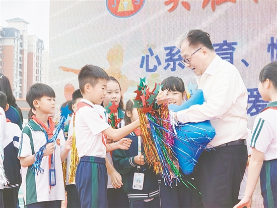长沙街道梁金山小学学生向捐资助学的爱心人士送上礼物和祝福。 长沙街道梁金山小学学生向捐资助学的爱心人士送上礼物和祝福。