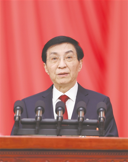 全国政协主席王沪宁代表政协第十四届全国委员会常务委员会，向大会报告工作。