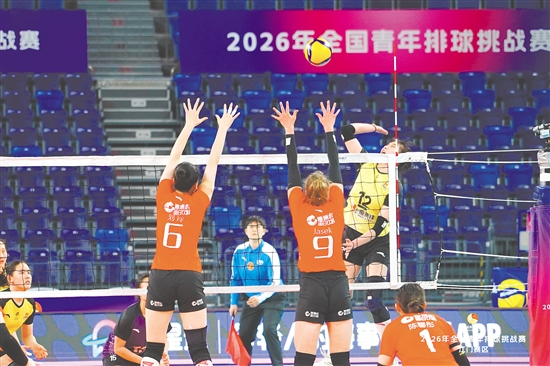 排球场上，两队球员敢打敢拼，攻防转换迅速，比赛节奏明快。