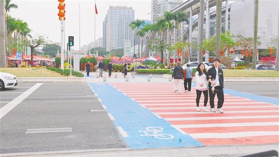 我市在迎宾大道设置人行横道，方便市民群众通行。