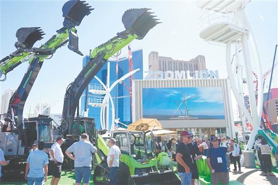 3月3日，人们在美国拉斯维加斯工程机械展上参观中联重科展区。新华社发