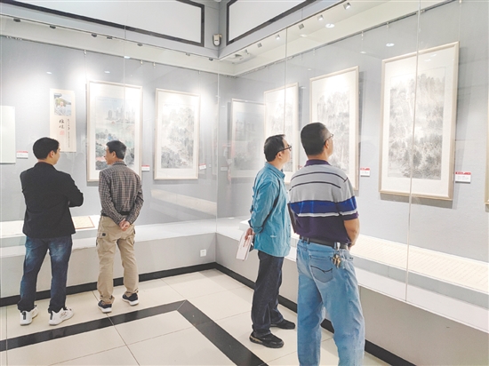 本次展览吸引了不少书画爱好者。