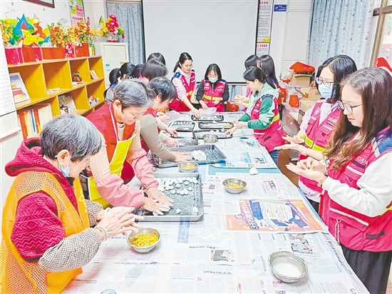 元宵节前，圭峰会城北门社区党群服务街热闹非凡，居民、社区工作者围坐一起包汤圆。