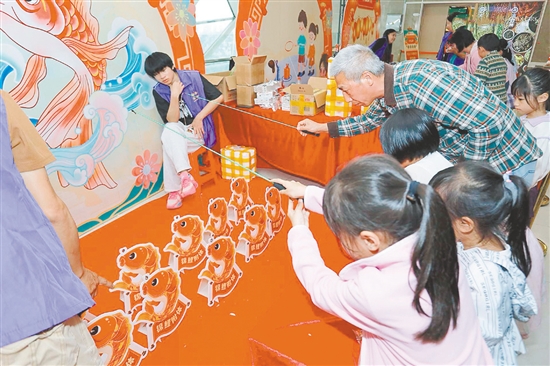 市民参与“福运钓锦鲤”活动。黄胜