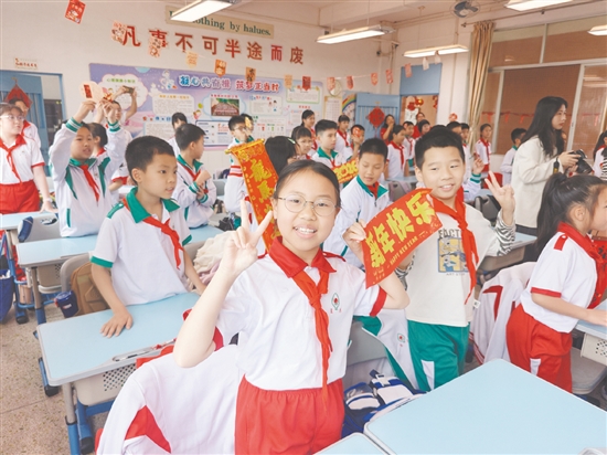 开学典礼后，新会圭峰小学各班分别举行主题班会，同学们快乐迎接新学期。