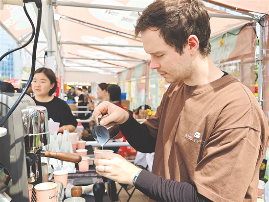 众多咖啡品牌与顶级咖啡师齐聚江门。郭永乐