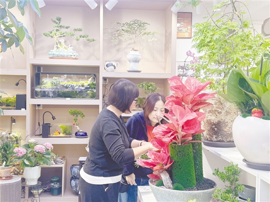 梁绮莲（左）正在给客人介绍新产品。