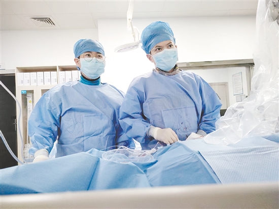医生为患者施行手术。