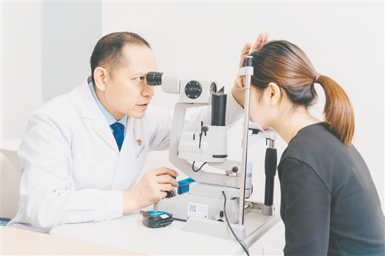 赵春阳在为病人看诊。