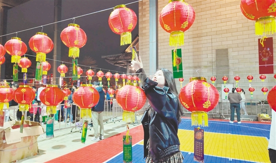 猜灯谜是元宵佳节必不可少的传统活动。 猜灯谜是元宵佳节必不可少的传统活动。