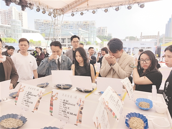 买家在杯测区仔细品味咖啡样品。