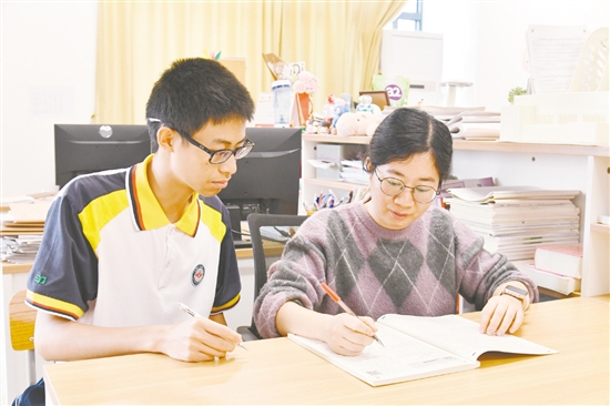 黄晓敏为学生答疑解惑。