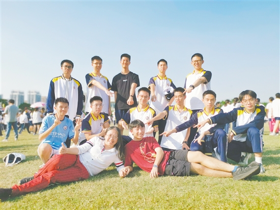 吕惠英（左前一）与学生们打成一片。