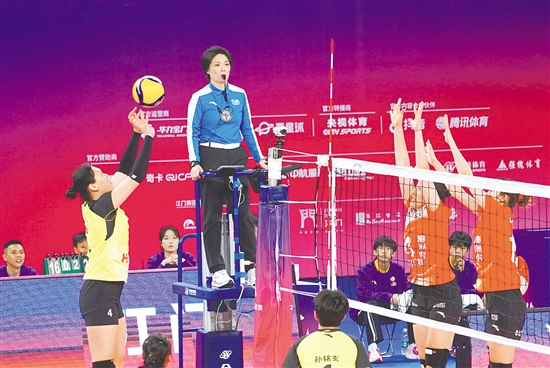 连日来，各参赛队伍顽强拼搏，奉献了一场又一场精彩对决。图为深圳澳洲虎中塞与日照钢铁青年在网前展开精彩攻防对决。