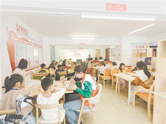 位于蓬江区白沙街道象山社区的长者饭堂率先迈出了创新探索的步伐。图为提供寒假冬令营配餐服务。