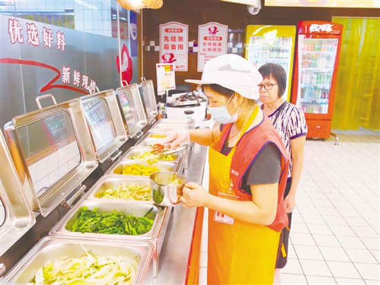 在开平大润发超市二楼的“小开社区饭堂”，老人花10.8元就能吃上两荤两素加时令养生汤。