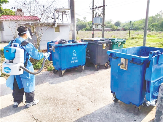专业消杀人员身着防护装备，背着消杀器械，滞留喷洒、超低容量喷洒、热烟雾消杀等科学方式轮番上阵，用专业力量为群众筑起防护墙。