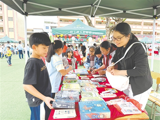 作为“顾客”的学生穿梭在各个摊位之间,认真挑选心仪的物品。 作为“顾客”的学生穿梭在各个摊位之间,认真挑选心仪的物品。