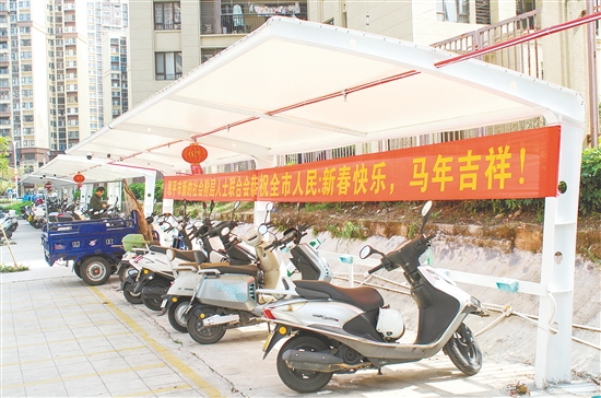 民生服务充电站多建于住宅小区门口一带,方便市民充电。 民生服务充电站多建于住宅小区门口一带,方便市民充电。