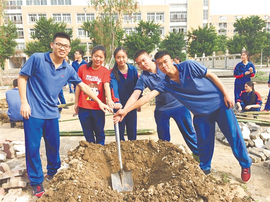 江门一中学生栽种“班树”。 江门一中学生栽种“班树”。