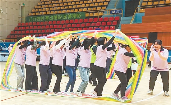 轻松有趣的比拼，让女职工们暂时放下工作的忙碌，在汗水中释放压力，在欢笑中增进情谊。