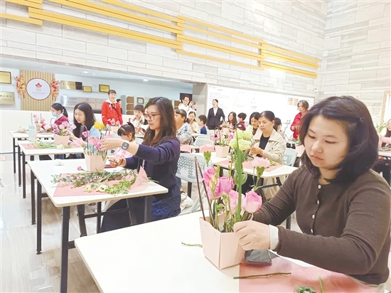 活动以花艺为载体，引导女性发现美、创造美、传播美。