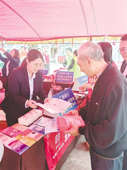 银行志愿者耐心为村民讲解金融安全知识。