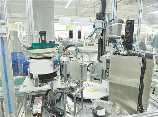 在西点电器的生产线上，机器与工人紧密协作，组装出一台台高品质的风扇。