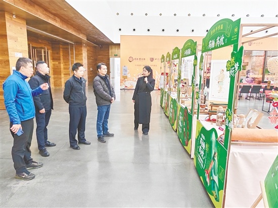 圭峰会城党政主要领导带队拜访企业，深入了解企业发展战略、投资意向，寻找合作机遇。