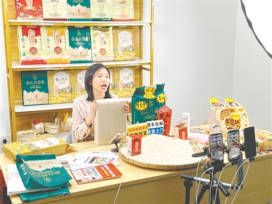 借助全国两会带来的高关注度，珍香米业抖音直播间里台山丝苗米的销量明显提升。