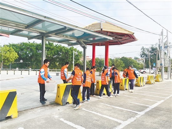 学生们以实际行动为校园及周边环境“梳妆添彩”，助力文明校园建设。