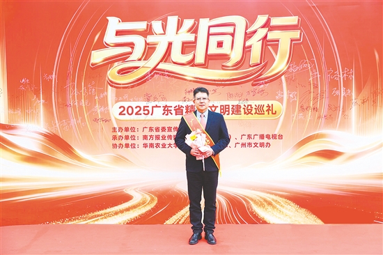 钟景贤深耕眼科临床、教学及科研近40年，曾带队深入广东、海南、四川、甘肃、内蒙古等省区超4000个乡村开展诊疗，为山区群众送去光明。