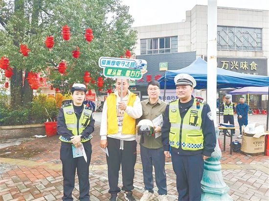 江门人保财险向群众赠送符合3C认证的安全头盔。