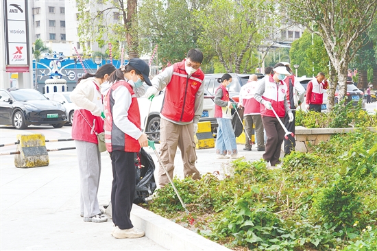 清理绿化带内的垃圾，营造干净整洁生活环境。