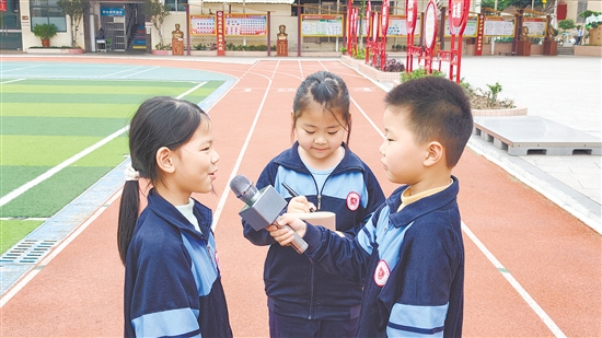 学生们化身为小播音员、小记者，用笔触记录身边的精彩，用声音讲述美好的故事。
