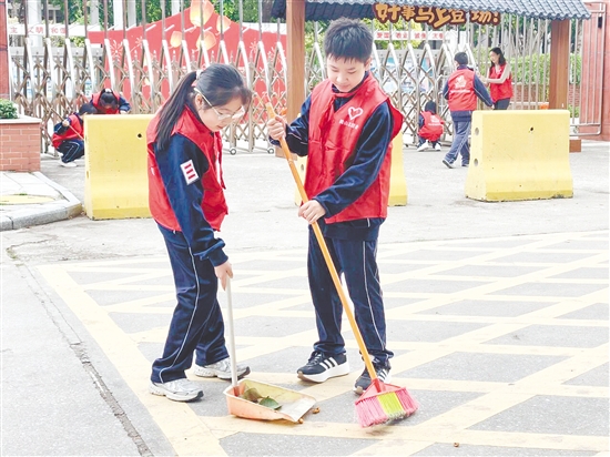 少先队员们化身为“校园美容师”,为打造美丽校园出力。 少先队员们化身为“校园美容师”,为打造美丽校园出力。