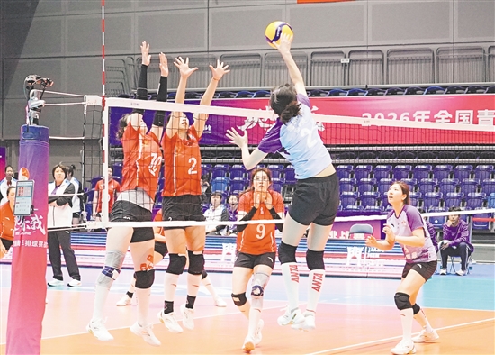 排球女将们为观众献上了精彩的比赛。 排球女将们为观众献上了精彩的比赛。