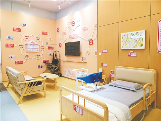 展厅实景呈现厨房、浴室、卧室、客厅四大空间。图中床具具备电动辅助升降功能，可辅助老人从平躺轻松过渡至坐姿。