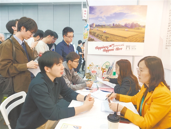 招聘会首日，宁俊杰等青年人才果断选择了江门企业。