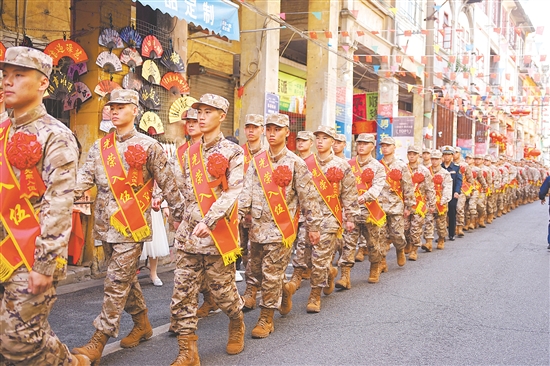 预定新兵到长堤历史文化街区巡游，精神抖擞。