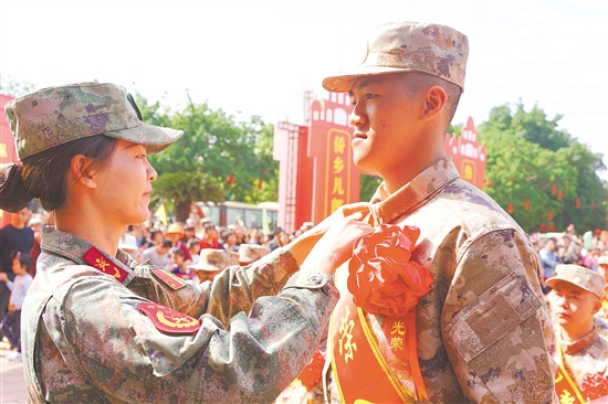 赵秀雯在帮弟弟整理仪容仪表。