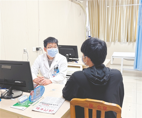 医生为肝病患者看诊。 医生为肝病患者看诊。