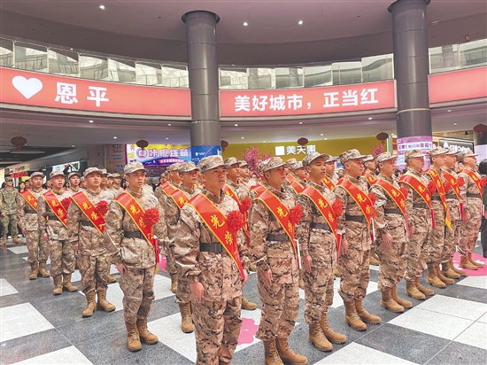 52名来自恩平市各镇（街）的热血青年身着戎装、精神抖擞，带着家乡亲友的期盼与嘱托，即将开启军旅生涯。