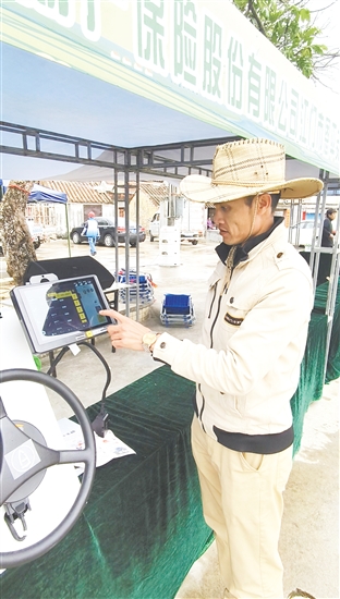 工作人员只要通过手机，便可控制田间插秧机的行进方向。