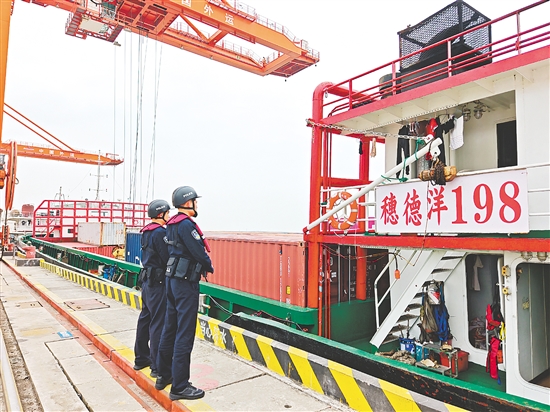 江门边检站民警为“穗德洋198”轮运载的货物完成通关。