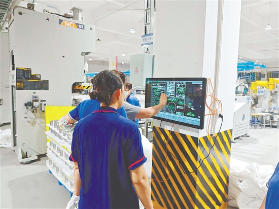 近年来，江门推动金属制品产业链“链式改造”，越来越多企业参与其中，实现转型升级。图为江门市浩盈家居用品有限公司生产车间。