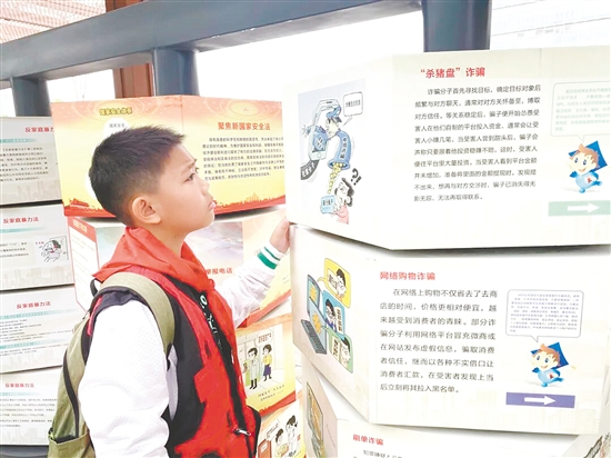 青苹果小记者参观江海法治广场。