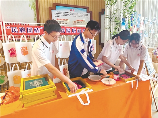 开平市东河中学梁美娴老师的《文化传承与艺术创新的融合实践——侨乡特色版画校本课程建设与教学改革》获一等奖。